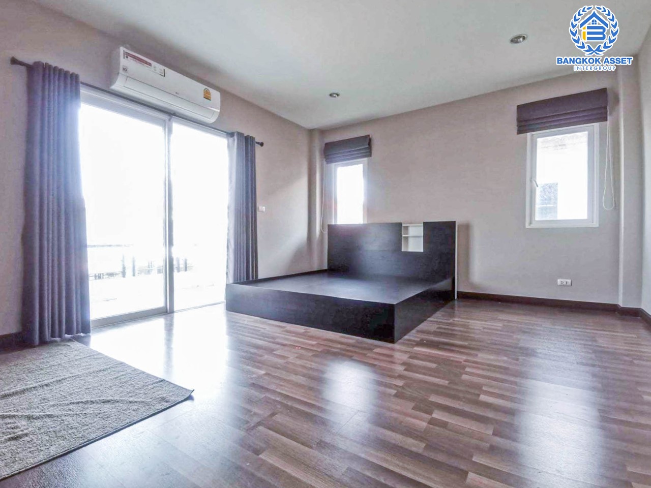 *****บ้านเดี่ยวมือสอง ม.ธารา ราชพฤกษ์-ปิ่นเกล้า บ้านสวย พร้อมอยู่ เนื้อที่ 55.8 ตร.ว. ฟังก์ชัน 3 ห้องนอน 3 ห้องน้ำ 2 ที่จอดรถ แถมฟรี !!! เครื่องปรับอากาศ 3 เครื่อง บนทำเลเชื่อมสู่ถนนกาญจนาภิเษก ใกล้รถไฟฟ้าสายสีแดง "สถานีตลิ่งชัน" และจุดขึ้นทางด่วน "ศรีรัช"รายล้อมด้วยสิ่งอำนวยความสะดวกครบครัน